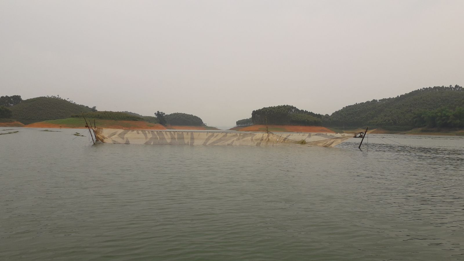 Catching fish in Thac Ba lake