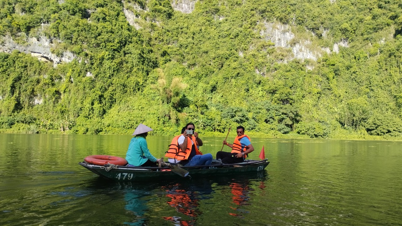 Boat ride in Trang An