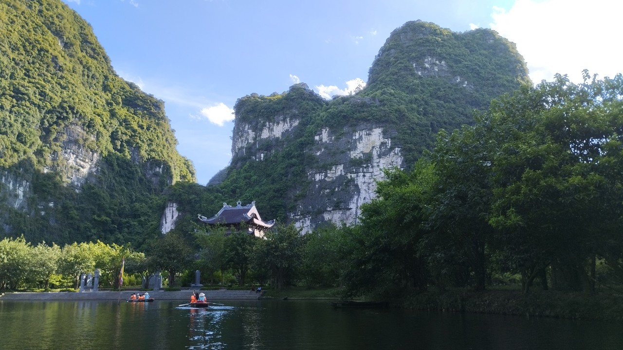 Trang An rowing boat ride - Ninh Binh