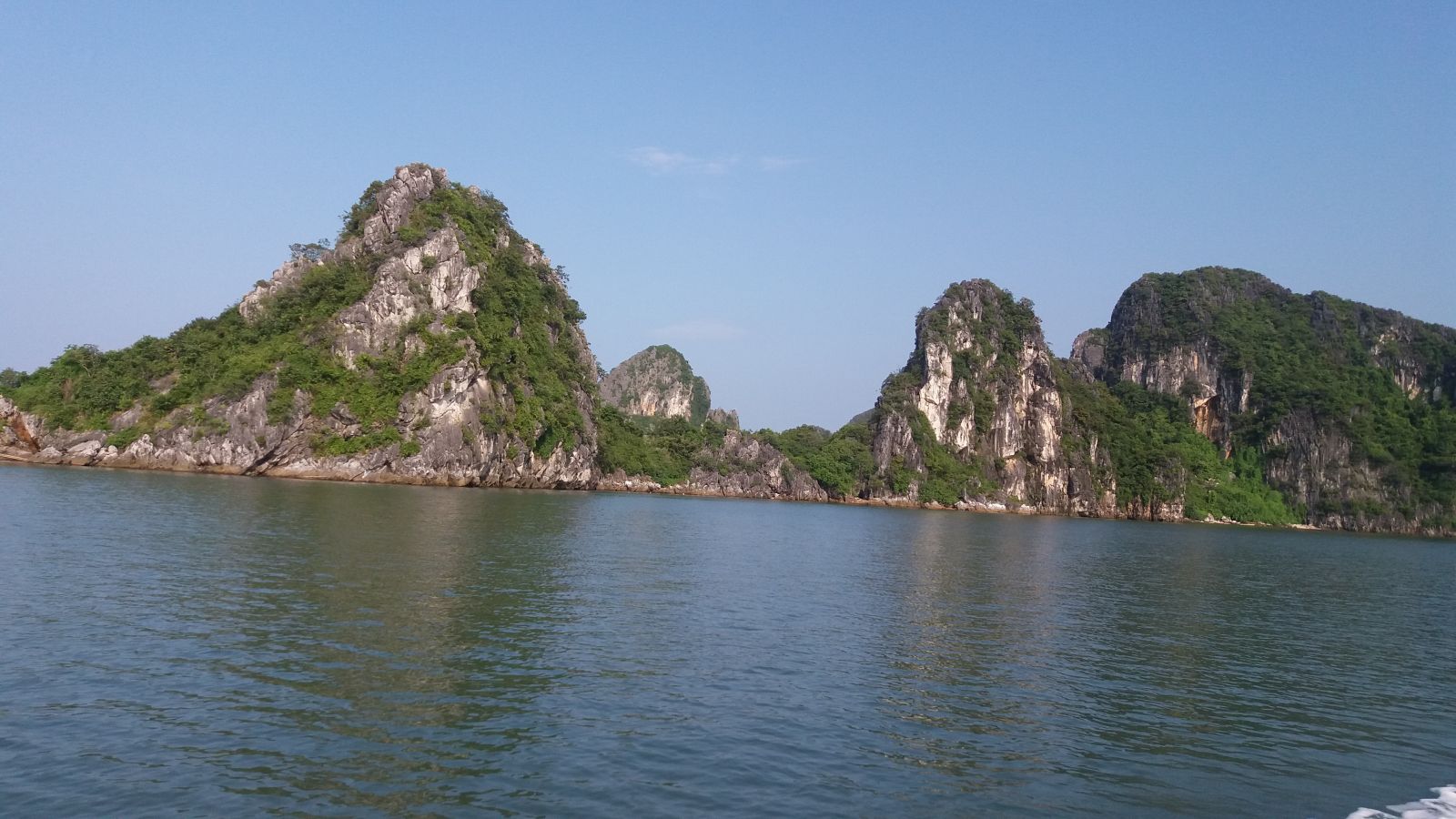 Bai Tu Long bay
