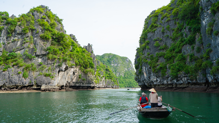 Rowing boat ride to Luon cave