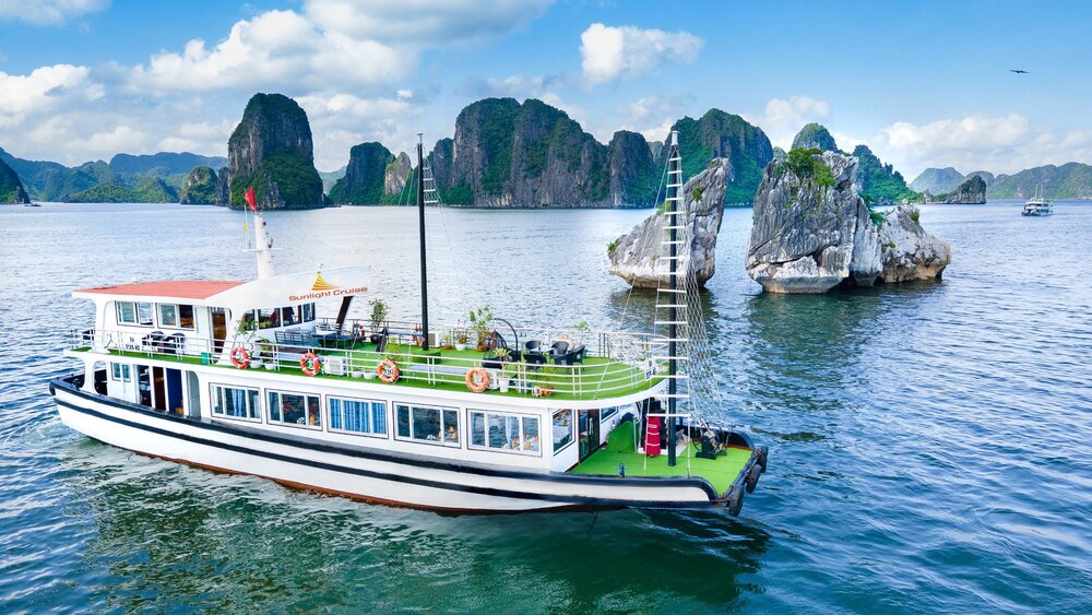 view Halong bay from Sunlight cruise